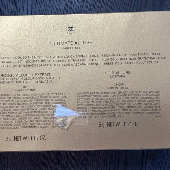 CHANEL White and Gold cosmetic bag - Picture 7 of 8